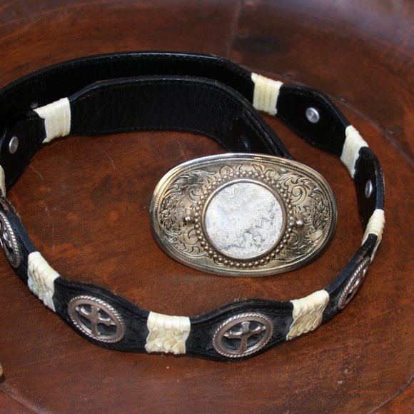 𝅺Hand Tooled Black Leather Cross Belt Size 32 - Picture 2 of 7